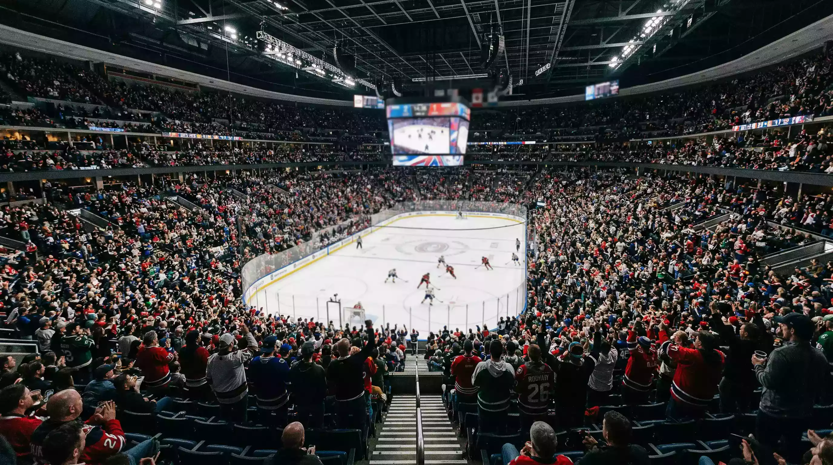 Arena NHL lotada durante jogo de hóquei no gelo com público entusiasta