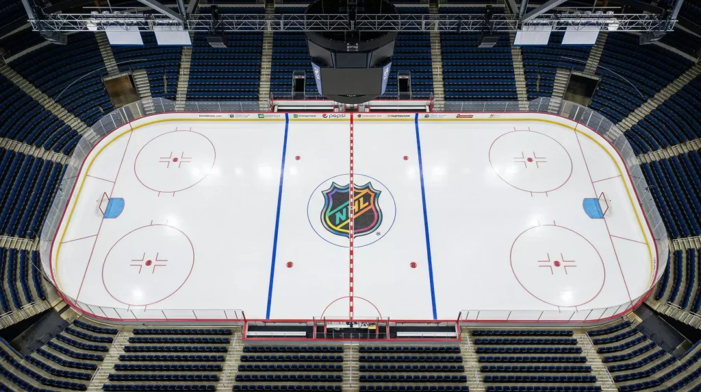 Rinque de hóquei no gelo da NHL visto de cima com as marcações e linhas do campo visíveis